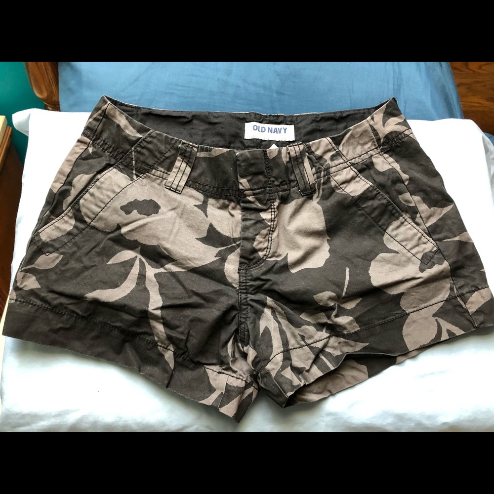 🟢 Old Navy Black and Grey Floral Shorts